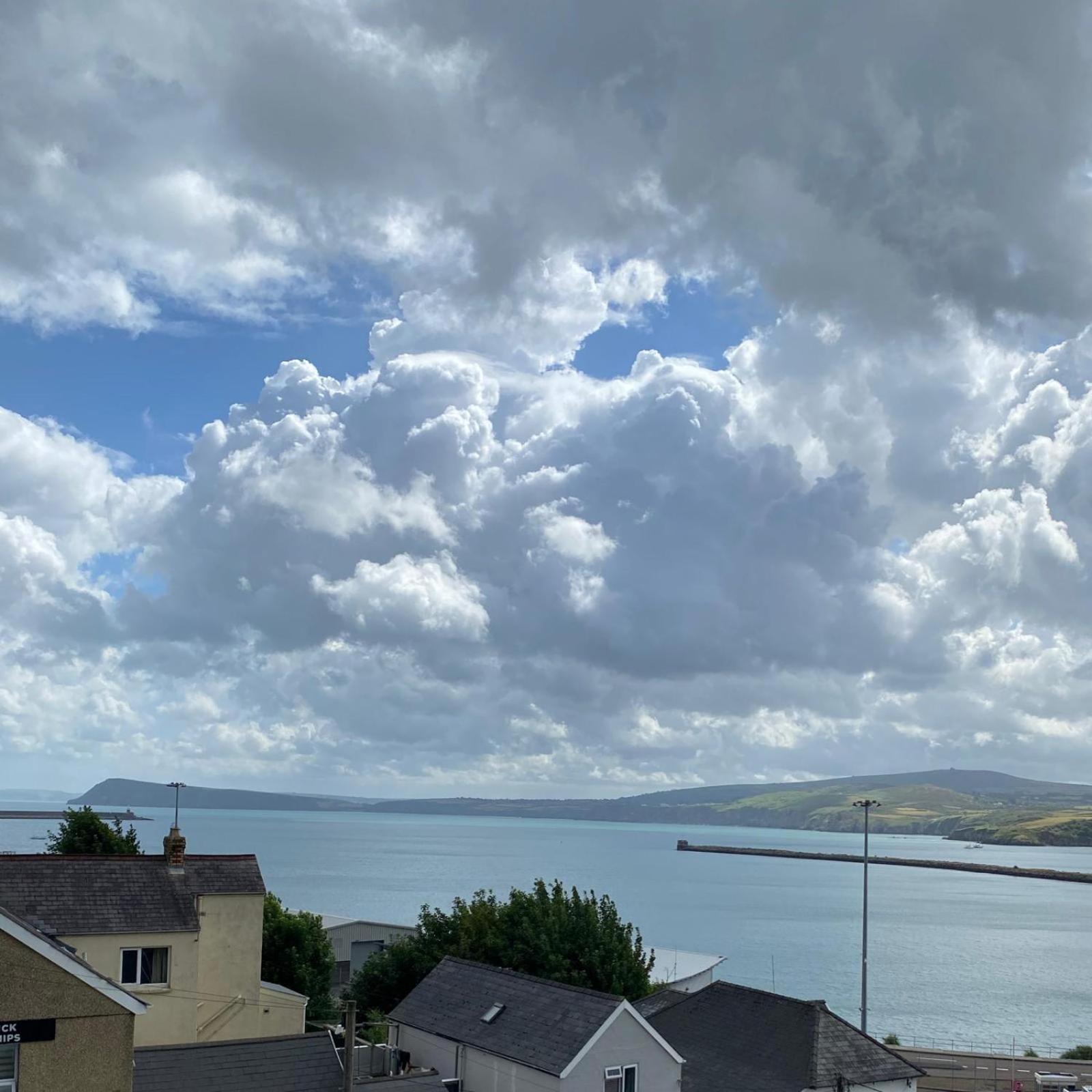 Rose And Crown Hotel & Hope And Anchor Bar Goodwick Eksteriør bilde