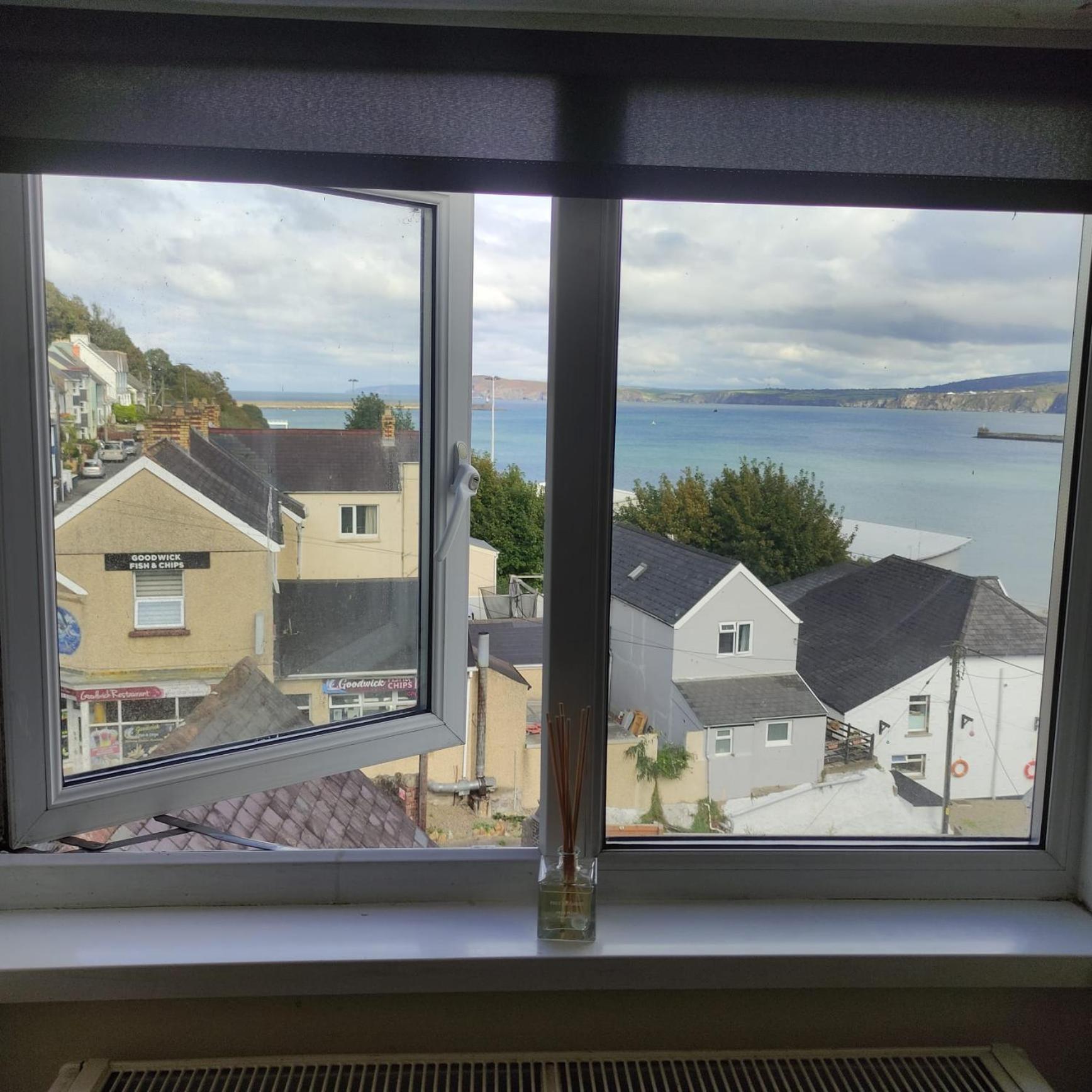 Rose And Crown Hotel & Hope And Anchor Bar Goodwick Eksteriør bilde
